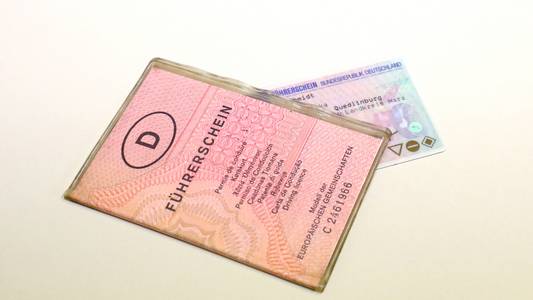 Foto eines alten und neuen Führerscheins, die übereinander liegen.