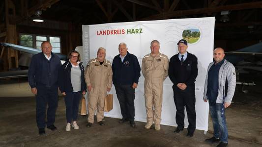 Gruppenfoto mit Kreisbrandmeister und weiteren Personen.