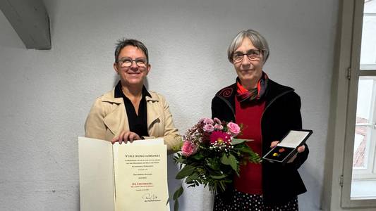 Susann Arnhold-Wind (l.), Leiterin des Fachbereichs Landrat beim Landkreis Harz, verlieh Barbara Hofmann die Ehrennadel des Landes Sachsen-Anhalt.